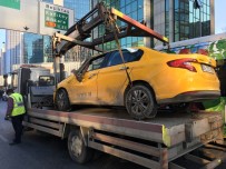 TİCARİ TAKSİ - Sollama Yaparken Bir Araca Çarpan Ticari Taksi Takla Attı