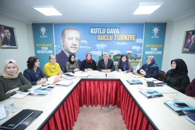Başkan Karaosmanoğlu, 'Kadına Eğer Vermeyen Toplumlar Yükselemez'