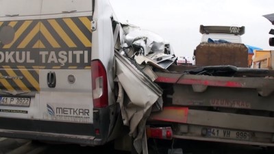 Kocaeli'de Tırla İşçi Servisi Çarpıştı Açıklaması 9 Yaralı