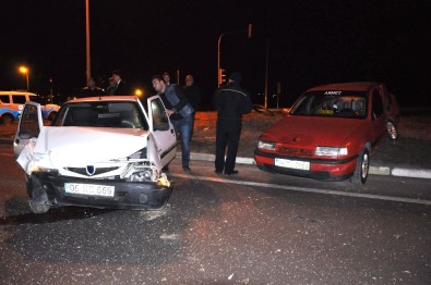 Sivas'ta İki Otomobil Çarpıştı Açıklaması 7 Yaralı