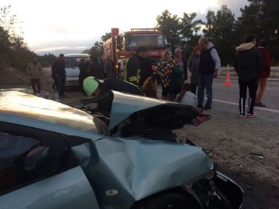 Denizli'de Hafif Ticari Araç Yol Kenarındaki Duvara Çarptı Açıklaması 7 Yaralı