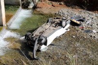 HÜSEYIN AVCı - Fethiye'de Otomobil Dereye Uçtu Açıklaması 1 Ölü, 2 Yaralı