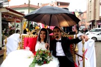 GELİN ARABASI - Gelin Ve Damat Kepçeye Bindi, Gören Dönüp Bir Daha Baktı