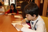 MODERATÖR - Her Ay Bir Araya Gelip Hem Kitap Okuyorlar Hem Tanışıyorlar