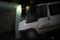 Kontrolden Çıkan Minibüs Duvara Çarparak Durabildi Açıklaması 1 Yaralı
