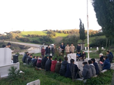 Lapseki'de Öğrenciler Şehidin Mezarını Ziyaret Etti