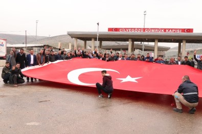 Mehmetçiğe Sınırda Bayraklı Destek