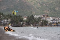 UÇURTMA SÖRFÜ - Sörfçüler Rüzgarın Tadını Çıkardı