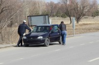 TRAFİK POLİSİ - Yolda Kalan Vatandaşın İmdadına Polis Yetişti