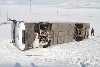 Ardahan'da Yolcu Otobüsü Şarampole Yuvarlandı Açıklaması 4 Yaralı