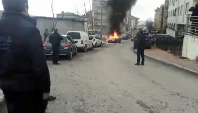 Gebze'da Seyir Halindeki Otomobil Alev Alev Yandı
