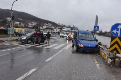 Hendek Sanayi Işıklarında Trafik Kazası Açıklaması 4 Yaralı