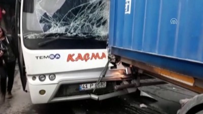 Kocaeli'de Servis Minibüsü Tırla Çarpıştı Açıklaması 9 Yaralı