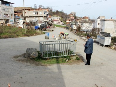 Yol Ortasındaki Mezar Merak Konusu Oldu