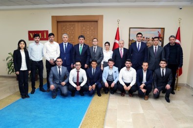 Azerbaycanlı Öğrencilerden Vali Kamçı'ya Ziyaret
