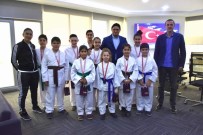 SERKAN ACAR - Genç Karatecilerden Başkan Serkan Acar'a Ziyaret