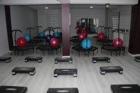 NAMIK ERDOĞAN - Hakkari'de Kadınlara Özel İlk Spor Salonu Açıldı