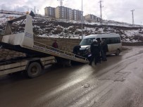 OKUL SERVİSİ - Okul Servisi İle Otomobil Çarpıştı Açıklaması 16 Yaralı