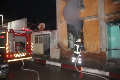 Sarıgöl'de 64 Yıllık Ev Tamamen Yandı