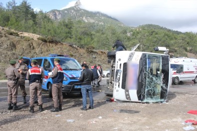 Antalya'da Midibüs Devrildi Açıklaması 15 Yaralı