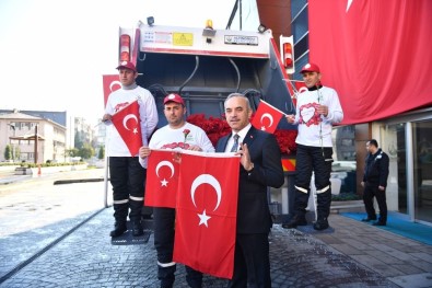 Başkan Mehmetçik İçin Bayrak Ve Karanfil Dağıttı