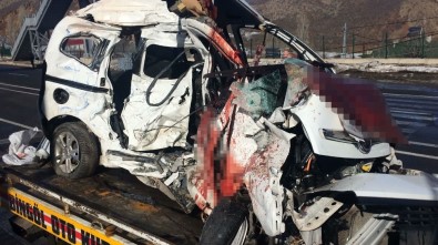 Bingöl'de Yolcu Otobüsü İle Hafif Ticari Araç Çarpıştı Açıklaması 4 Ölü, 7 Yaralı