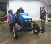 KARAOĞLANLı - Çalınan Traktörlerini Bulan Jandarmaya Sarıldı
