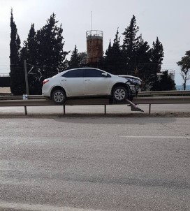 Otomobil Çelik Bariyerlerin Üzerinde Kaldı