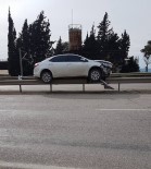 Otomobil Çelik Bariyerlerin Üzerinde Kaldı