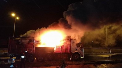 Samsun'da Seyir Halindeki Kamyonda Yangın Çıktı