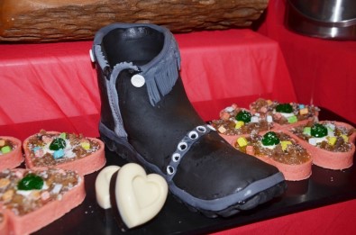 Sevgililer Günü'nde Çikolatadan Ayakkabı Hediyesi