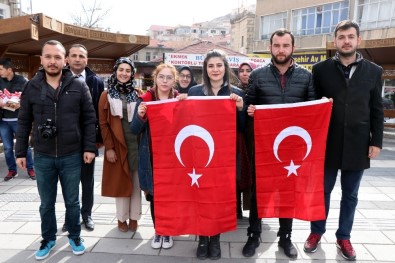 Üniversite Öğrencileri Sevgililer Gününde Türk Bayrağı Dağıttı