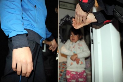 Ailesinin İçeriye Kilitleyip İşe Gittiği 5 Yaşındaki Iraklı Kızı Polis Kurtardı