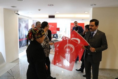 Belediye'den STK'larla Birlikte Türk Bayrağı Dağıtımı