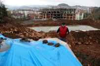 İSTİNAT DUVARI - İnşaat Firmasının Mezarlara Kadar Kazı Yapmasına Tepki