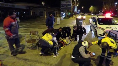Kadıköy'de Otomobil Park Halindeki Otobüse Çarptı Açıklaması 2 Yaralı