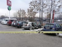 YAKIT TANKI - Park Halindeki Otomobil Bomba Gibi Patladı Açıklaması 1 Yaralı