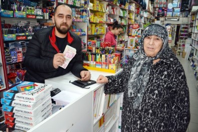 Dükkanının Önünde Bulduğu 17 Bin Lirayı Sahibine Teslim Etti