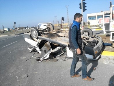 Kamyonet İle Otomobil Çarpıştı Açıklaması 3 Yaralı