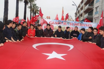 Marmaris'te Binlerce Öğrenci Yağışa Aldırmadan Şehitler İçin Yürüdü