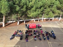 Okul Bahçesinde Afrin Yazıp Türk Bayrağı Açtılar