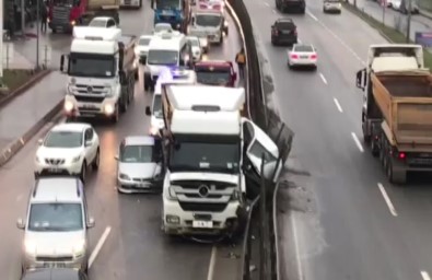 Şile Yolunda Hafriyat Kamyonu İki Aracı Ezdi Açıklaması 1 Yaralı