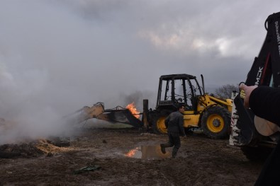 Çiftlikte Çıkan Yangında Tonlarca Saman İle İş Makinesi Kül Oldu