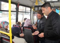 TEMİZLİK İŞÇİSİ - Kahraman Şoförle Hayatını Kurtardığı Vatandaş Yolculara Tatlı İkram Etti