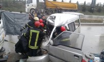 HAFRİYAT KAMYONU - Minibüs İle Kamyon Çarpıştı Açıklaması 2 Ölü 4 Yaralı