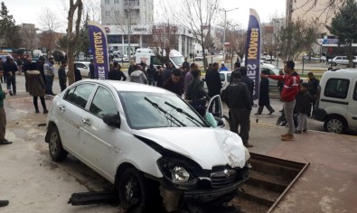 Adıyaman'da Kontrolden Çıkan Otomobil Dehşet Saçtı Açıklaması 2 Yaralı