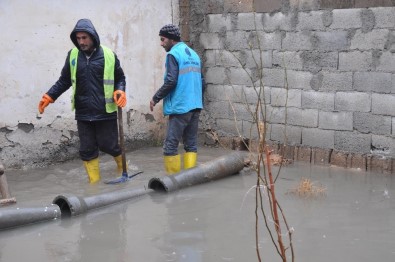 Akçakale'de Evleri Su Bastı