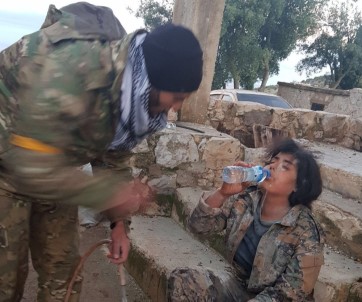 ÖSO Askeri Esir Aldığı YPG'li Teröriste Su Verdi