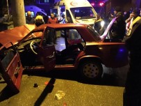 MUSTAFA ÇAM - Otomobil Elektrik Direğine Çarptı Açıklaması 1 Ölü, 3 Yaralı