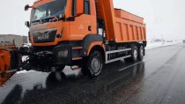 KAR TEMİZLEME - Tendürek Geçidi'nde Kar Yağışı Nedeniyle Ulaşımda Aksamalar Yaşanıyor